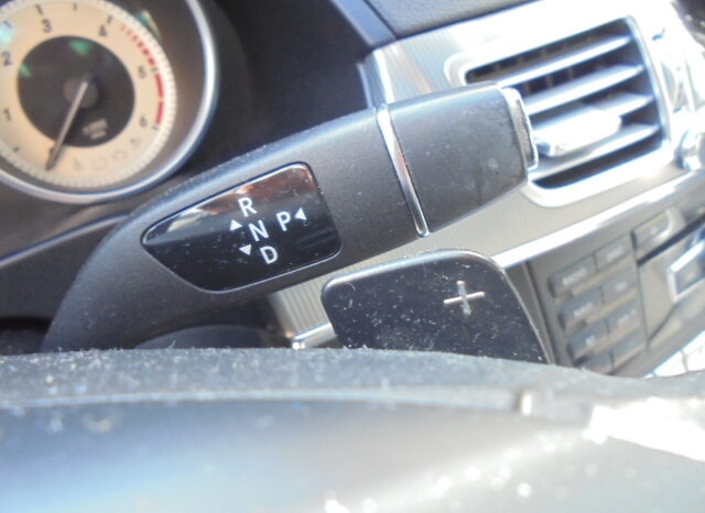 Mercedes-Benz E300 Hybrid completo